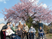 桜の木と入居者の皆さん