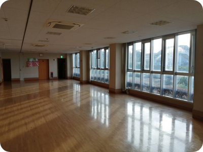 自然光が入る広い部屋