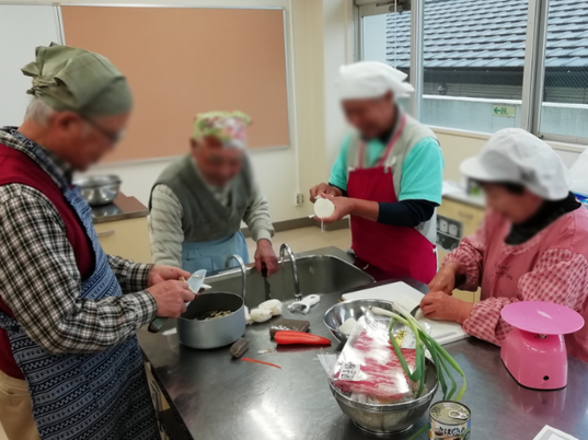 共同での調理作業