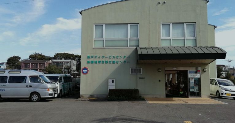 駐車車両のある建物外観