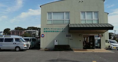 駐車車両のある建物外観