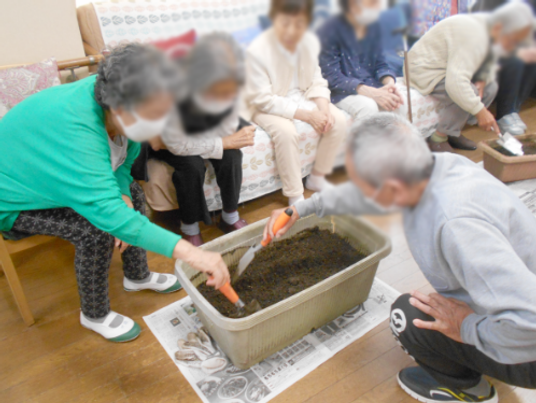 高齢者が楽しむ様子の室内