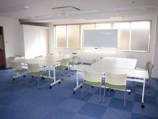 会議机が並ぶ多目的室  