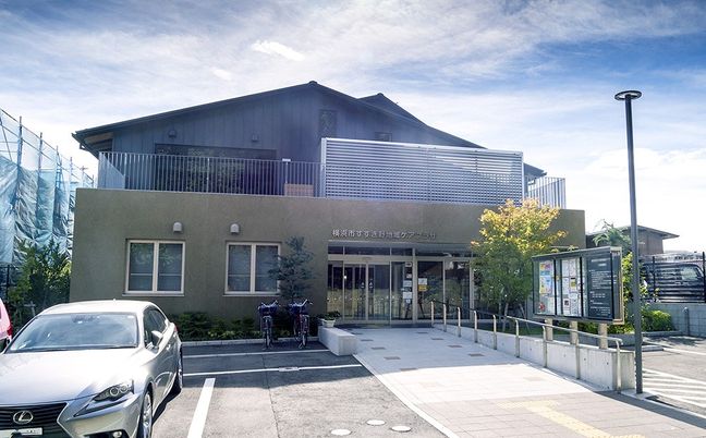 緑豊かな建物の外観