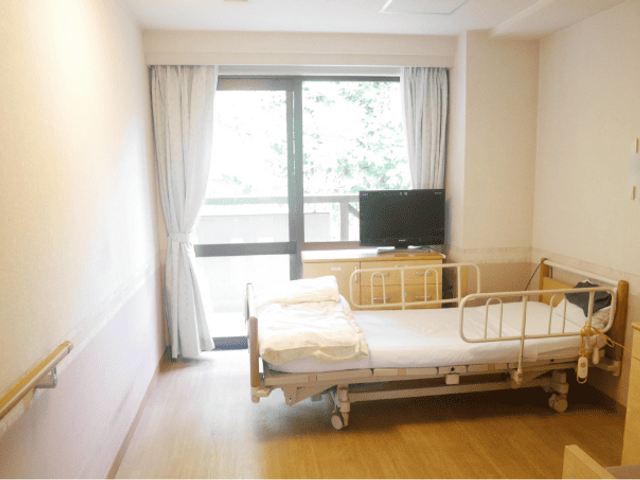 明るい居室 居室 大きな窓から自然光が差し込む、明るく快適な居室です。落ち着いた雰囲気でリラックスできます。