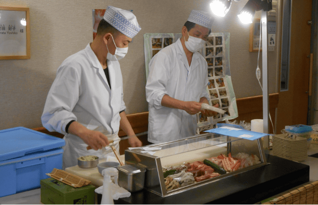 寿司を作る様子