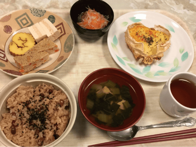 均整の取れた料理 料理 栄養バランスの取れた食事が提供されています。見た目も楽しめる工夫が施されています。