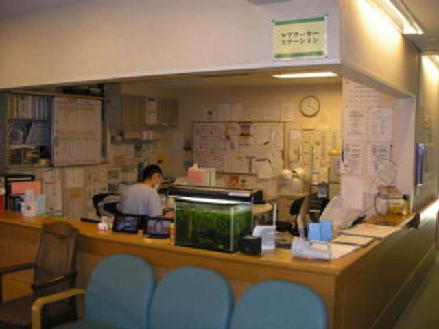 スタッフが働く受付 フロント 明るいフロントでは、スタッフが快適に業務を行っています。コミュニケーションがとりやすい空間です。