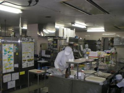 作業中の調理スタッフがいるキッチン