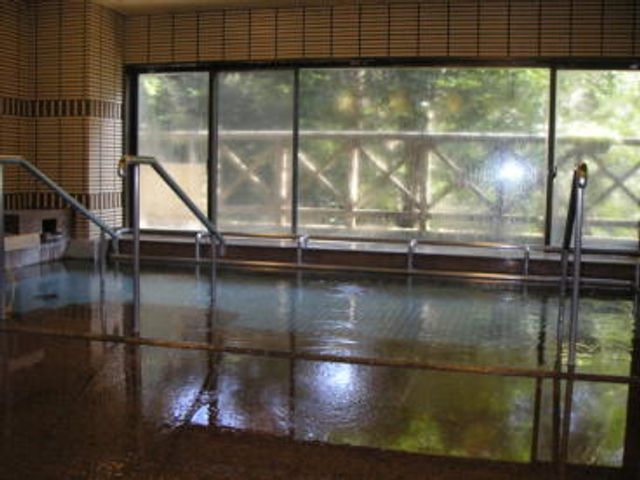 広々とした浴室 浴室 大きな窓から自然光が差し込む開放感のある空間です。リラックスできるひとときを提供します。