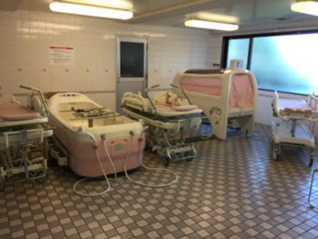 設備が整った浴室 浴室 広々とした空間で、安全に配慮された入浴設備があります。自然光が差し込み、明るい雰囲気です。