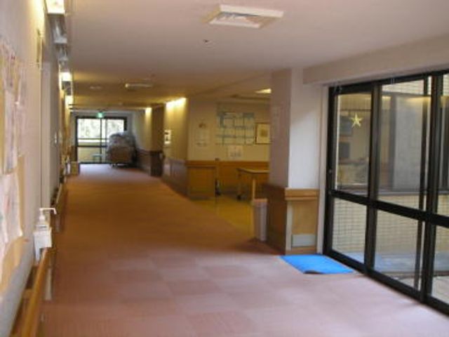 広い廊下の内部 廊下 広々とした廊下は、自然光が差し込み、歩きやすい環境です。掲示物もあり、情報共有がしやすいです。