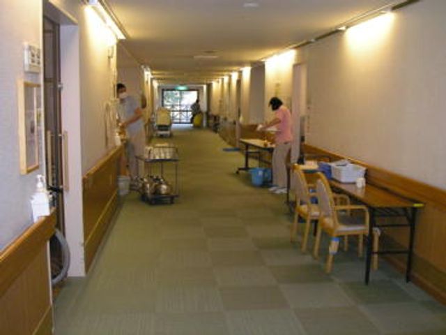 手入れされた廊下 廊下 広々とした廊下があり、清掃が行き届いています。快適で安全な環境が整っています。