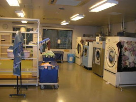 洗濯機が並ぶ洗濯室