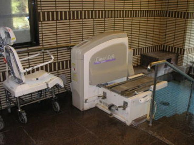 機械が備えられた浴室 浴室 機械浴が設置され、安全で快適な入浴をサポートします。しっかりと配慮された設備です。
