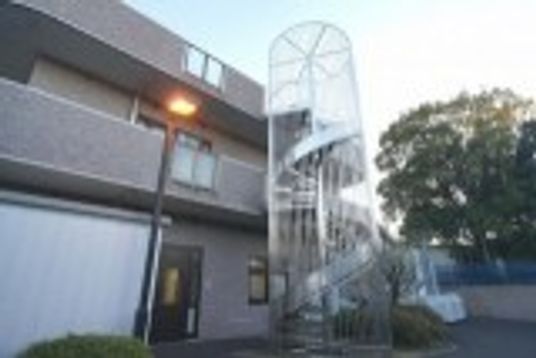 ガラス張りのエレベーター