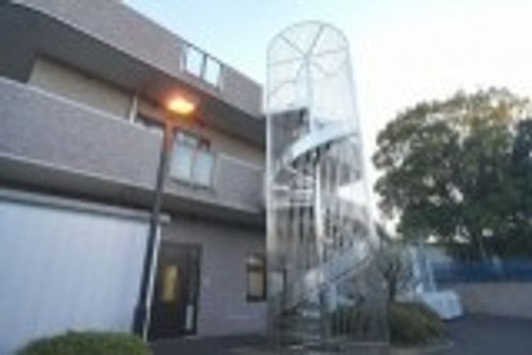 ガラス張りのエレベーター