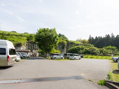 緑に囲まれた駐車場