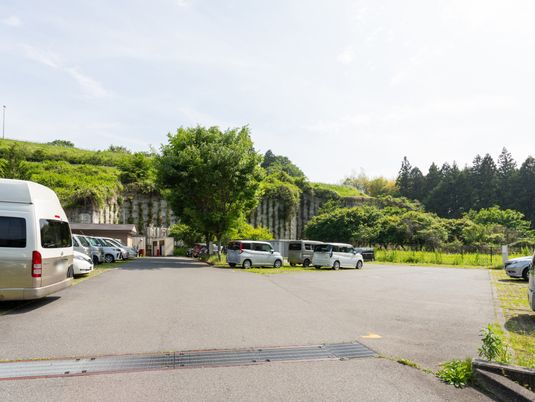 緑に囲まれた駐車場