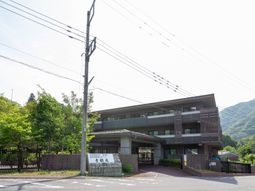緑に囲まれた外観