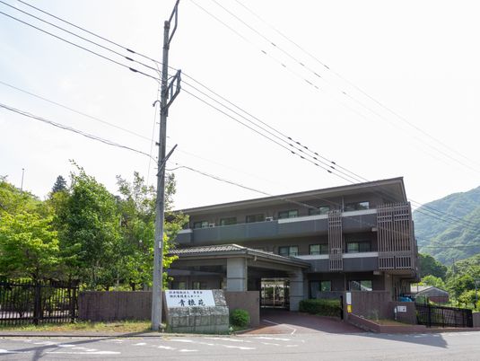 緑に囲まれた建物外観