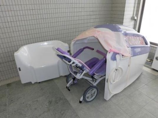 入浴用機器が置かれた浴室  