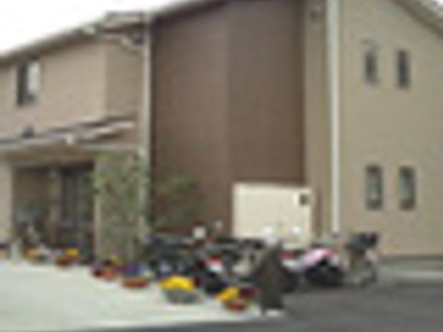 シンプルな外観 外観 すっきりとデザインされた外観です。建物の前にはカラフルな花が並んでいます。