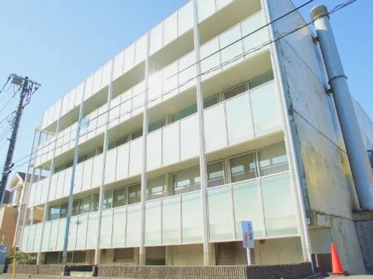 明るい外観の建物  