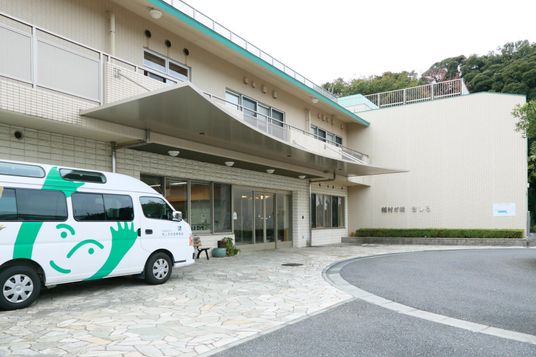白い建物の外観