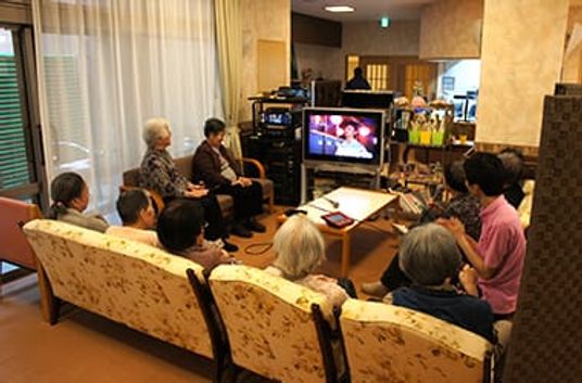 テレビを見る人々の居室