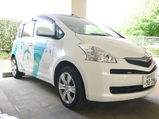 送迎車の駐車場  