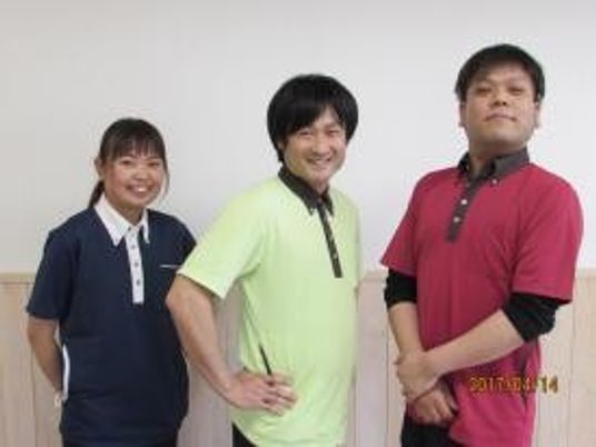 スタッフ3人が並ぶ室内  