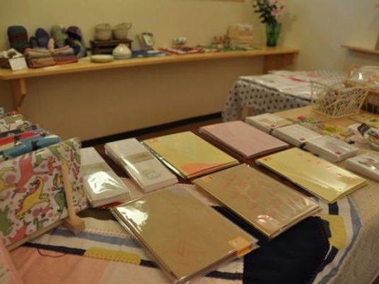 展示品並ぶ多目的室  
