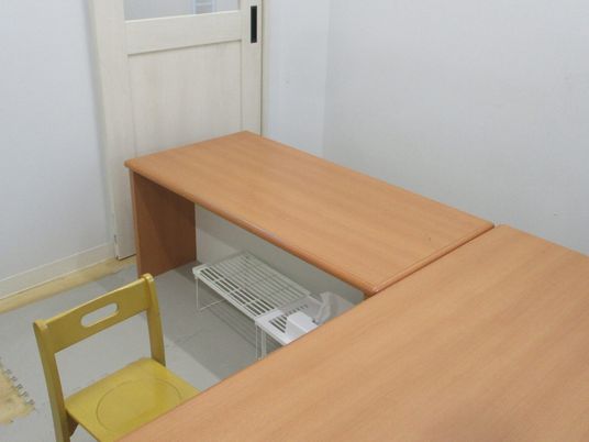 小さな作業机のある部屋  