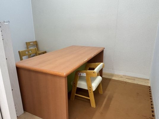 小さな机と椅子のある部屋  