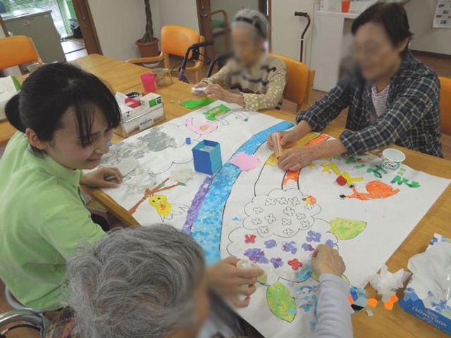 みんなで楽しむ活動の様子 多目的室 スタッフと一緒に、彩り豊かな作品作りを楽しむ時間です。手作業でのコミュニケーションが深まります。