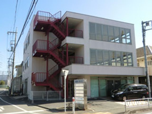 外階段がある建物 外観 開放的な設計で、訪問者にやさしい雰囲気を感じさせます。駐車場が隣接し、利便性も高いです。