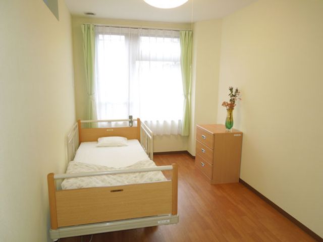 明るい居室 居室 自然光が差し込む明るい居室です。快適な環境で、ゆったりとした時間を過ごせます。