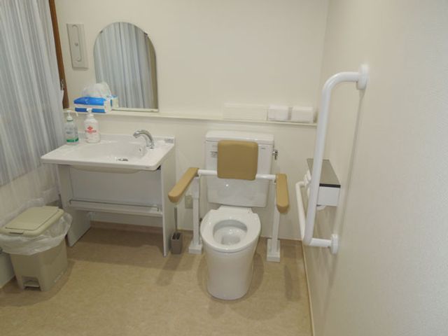安全な設備のトイレ トイレ 手すりのあるトイレは、安心してご利用いただけます。清潔感あふれる空間で快適です。