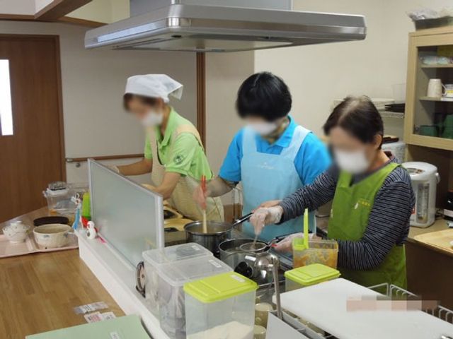 調理が行われるキッチン キッチン 調理を楽しめる快適な環境です。スタッフが協力して作業を進められる設計になっています。
