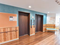 木目調のエレベーターホール