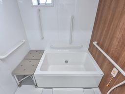 手すり付き浴室の清潔な空間