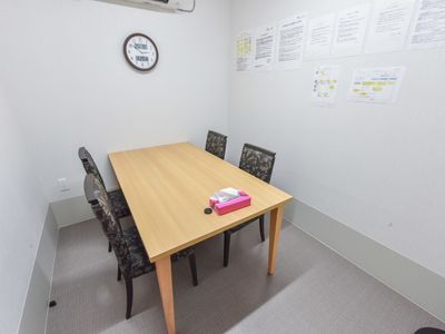 会議用のシンプルな部屋