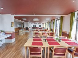 広々とした明るい食堂空間