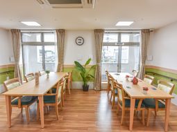 明るい食堂スペース