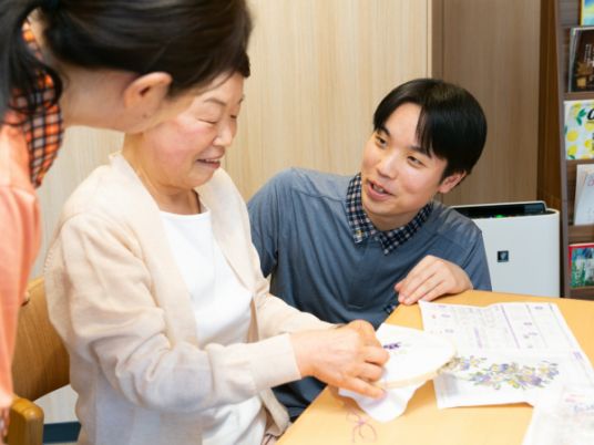 談笑する利用者と職員  