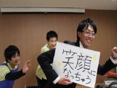 スタッフが笑顔で歓迎