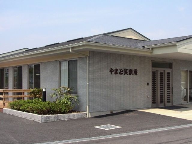 木造建物の外観 外観 車椅子でもアクセスしやすい広々としたエントランスが魅力の施設です。