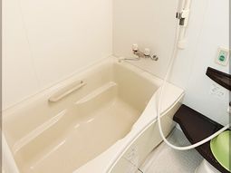 清潔な浴槽と設備