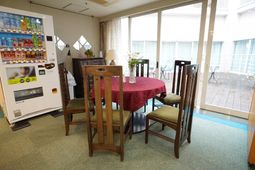 食卓と自動販売機の部屋